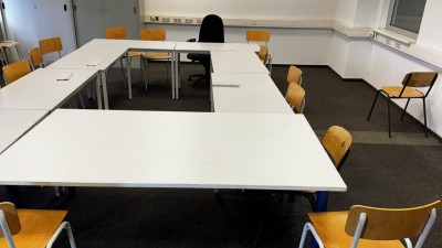 1 Pos. Bestuhlung bestehend aus 9 Tischen und 20 Besucherstühlen